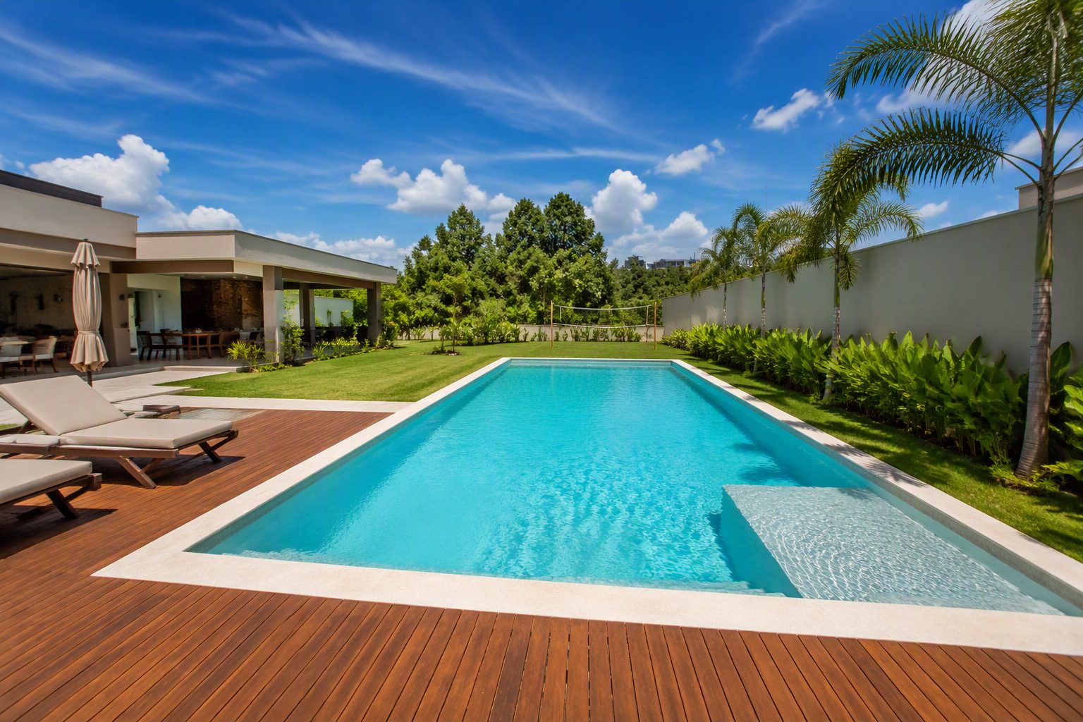 Piscina de fibra retangular em quintal com deck